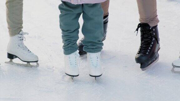 滑冰场上穿着溜冰鞋的腿