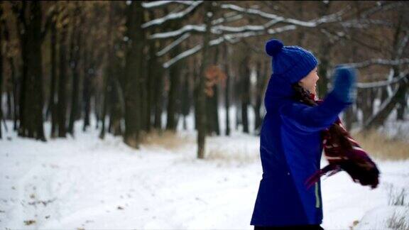 年轻快乐的女人正在抛雪