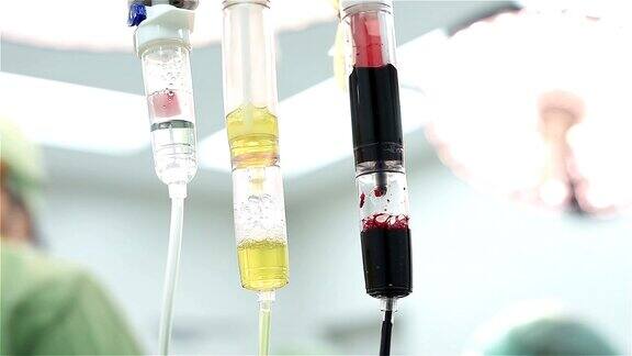 医生给予静脉输液包装红血球和新鲜冷冻