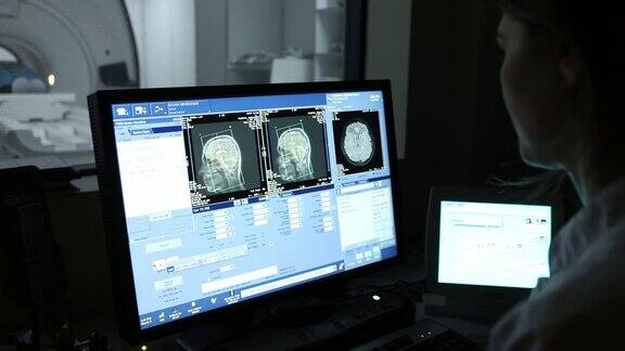 核磁共振CT医生看着监视器