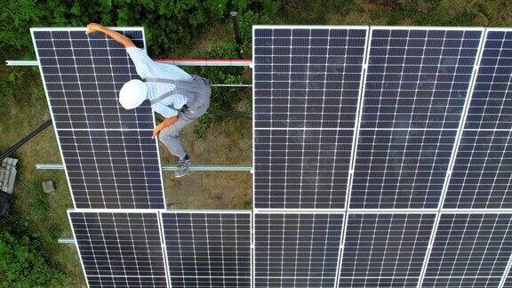图为男工人正在安装光伏太阳能电池板