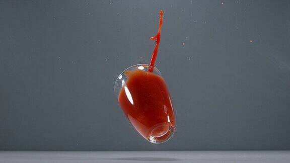 一杯西红柿汁倒下来4K慢镜头