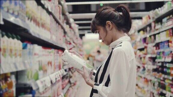 亚洲年轻女子在超市购物