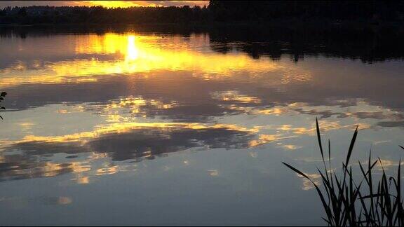湖上的落日