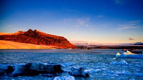冰川旁的雪山上的日出全景