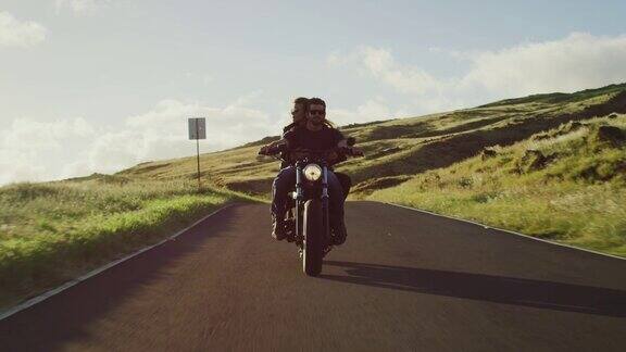 骑老式摩托车的情侣