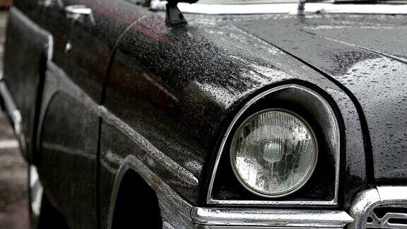 雨中的老式汽车