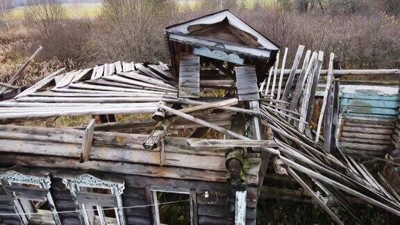 一个废弃的无人居住的农舍屋顶倒塌鸟瞰图
