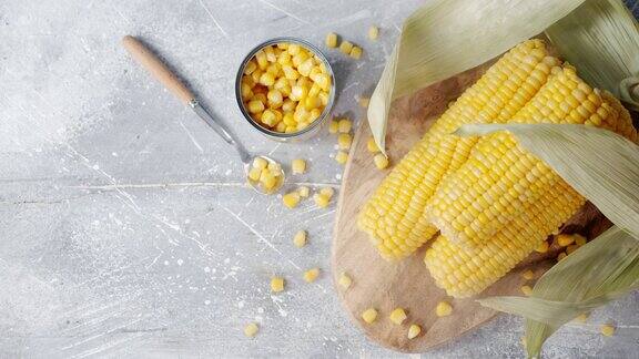 玉米放在切菜板上用蒸汽冷却