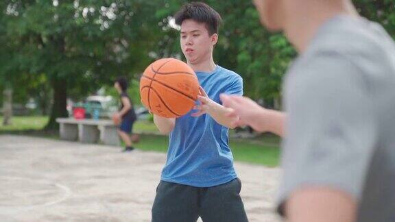 Z一代亚洲中国少年在周末早上和朋友们一起练习篮球