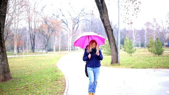 雨中行走的女人