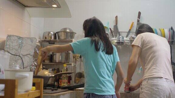 亚洲女孩学习自己做饭她的母亲总是支持和帮助有时生活理念