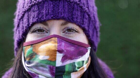 一个年轻女人在户外戴着防护面具的特写肖像