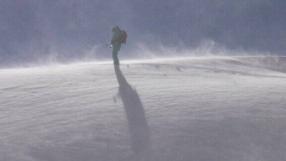 孤独的滑雪者站在雪山上
