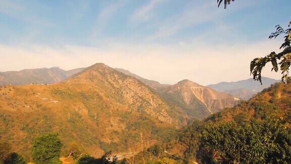 尼泊尔的山脉映衬着蓝天