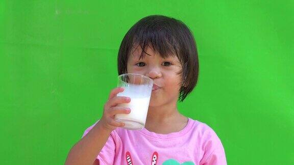 小女孩喝牛奶