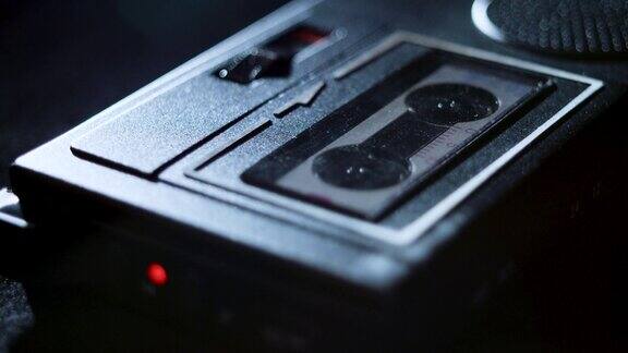 在黑色背景上的微型盒式磁带磁带卷的特写
