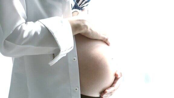 4kCU:孕妇的手爱抚她的肚子