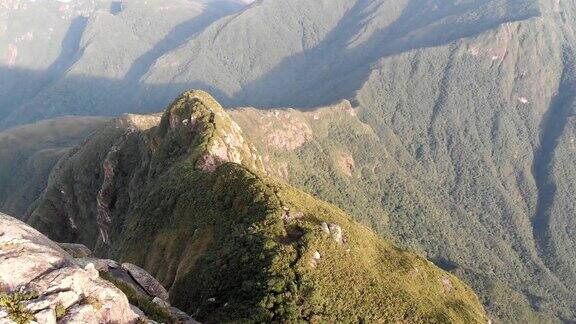 在巴西南部最高的热带雨林山顶的徒步旅行路线PicoParaná