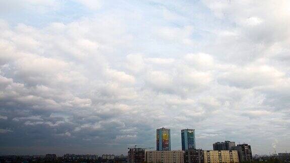 城市建筑物上空的厚厚的云层