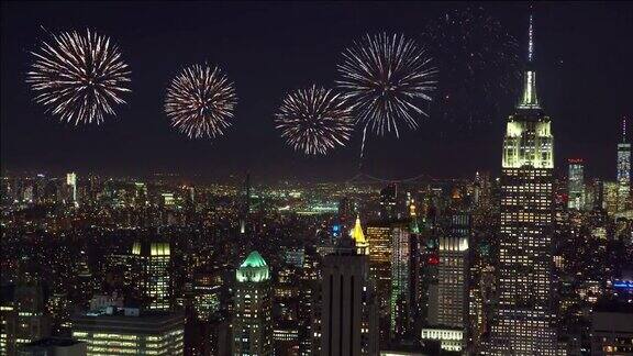 4k镜头场景的烟花在纽约市景观美国独立日