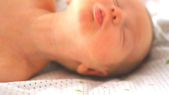 新生女婴在睡觉的时候会动鼻子和头