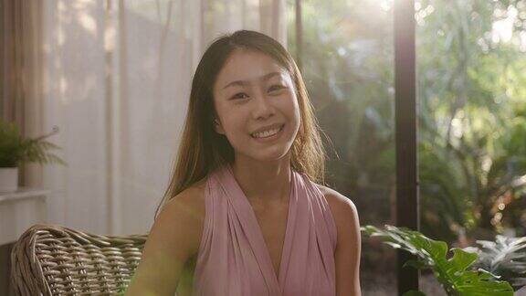 肖像大头照年轻的单身迷人的亚洲女性微笑看着相机在家里感觉快乐自信的美丽博主博主微博网红与自我心理健康