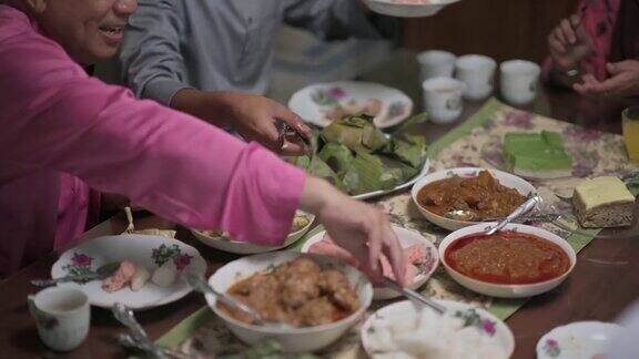 高角马来西亚马来家庭在家里吃家庭团圆饭什锦马来食物庆祝开斋节