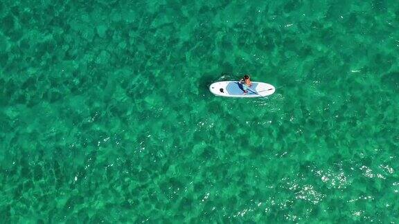 年轻人paddleboarding