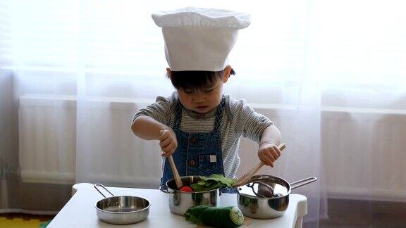 小女孩在家玩食物玩具