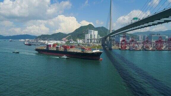 码头边上有几搜货船，货船行驶目的地为香港