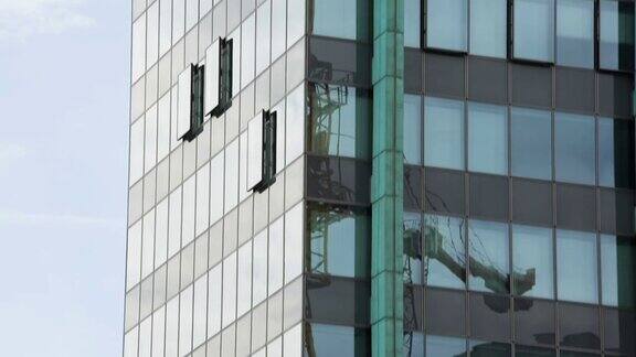 办公大楼玻璃窗户反射建筑起重机