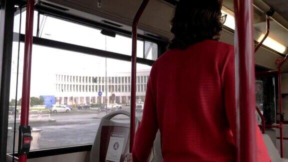 一个年轻的盲人拄着拐杖上了公共汽车