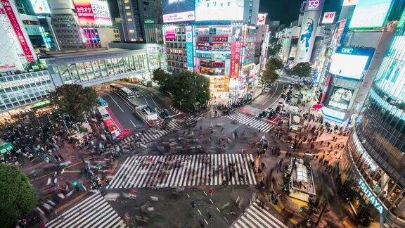 夜间汽车交通交通中断拥挤的行人走在涩谷十字路口东京旅游景点地标日本旅游亚洲交通或亚洲城市生活理念