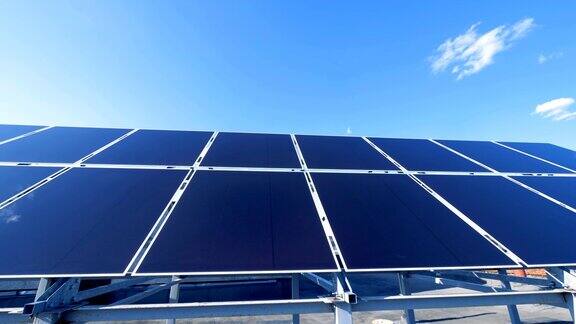 屋顶上有许多太阳能板大型太阳能板收集阳光并将其转化为能量