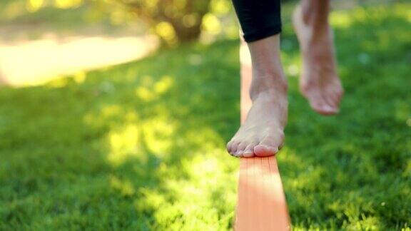 赤脚走在松紧带上的人力量和平衡练习