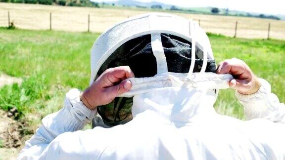 养蜂人穿着蜜蜂服准备收割