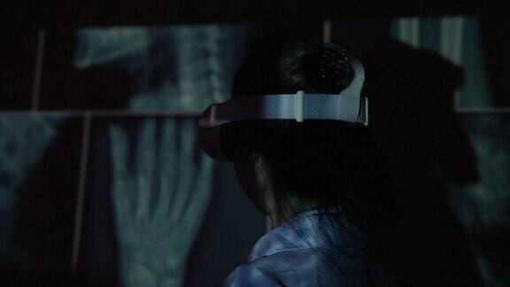 亚洲女性医生使用VR头盔解释x光片
