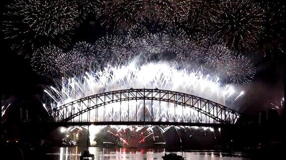 悉尼海港大桥上的新年焰火以60fps-7帧的速度燃放