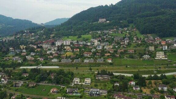 白天飞行蒙特勒镇村庄山丘空中全景4k瑞士