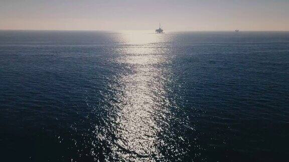 亨廷顿海滩-加州-高速空中推拉到一个石油钻井平台