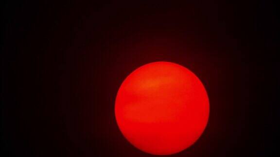 红色的太阳球在浓雾中