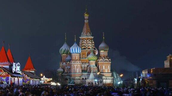 在俄罗斯莫斯科新年的夜晚红场上挤满了人