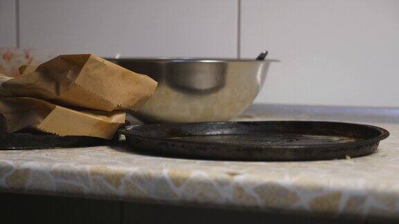 男厨师的手戴着手套把美味的皮塔饼和卷心菜装在纸袋里放在厨房厨师们安排了美味的面食供客人享用烹饪食物特写慢动作