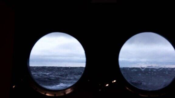 从船的舷窗向广阔的海洋眺望大海