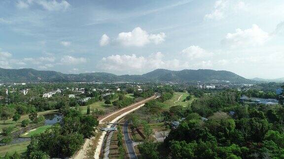 无人机拍摄泰国普吉岛附近的排水运河