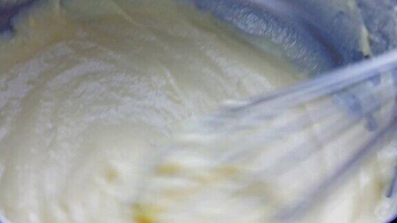 近距离拍摄4k搅拌搅拌蛋奶沙司在碗里