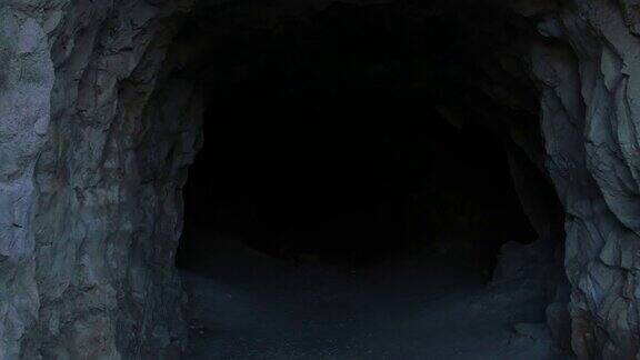 进入山里一个山洞的入口最后一片漆黑