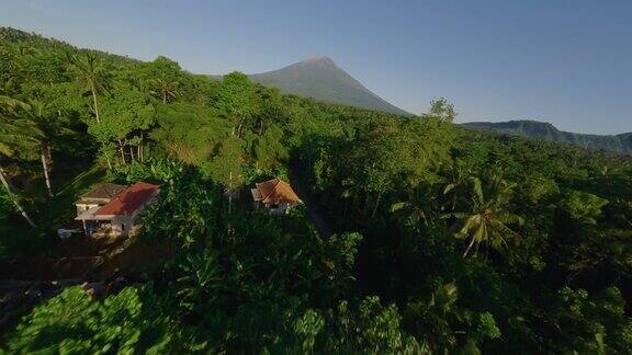 鸟瞰图fpv无人机飞越印度尼西亚阿贡火山的热带村庄