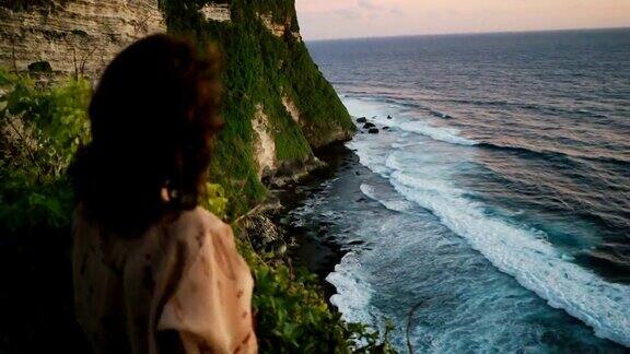 在巴厘岛的悬崖上看到大海的女人